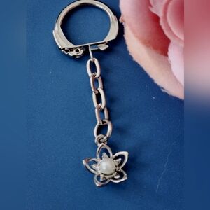 Keychain with a  3D flower decorated with an imitation pearl